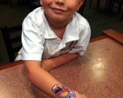 kid-hand-painting