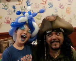 pirate-with-kid-ballon-on-the-head
